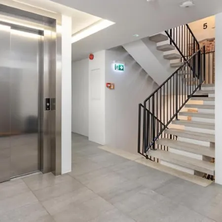 Modern Loft In Center