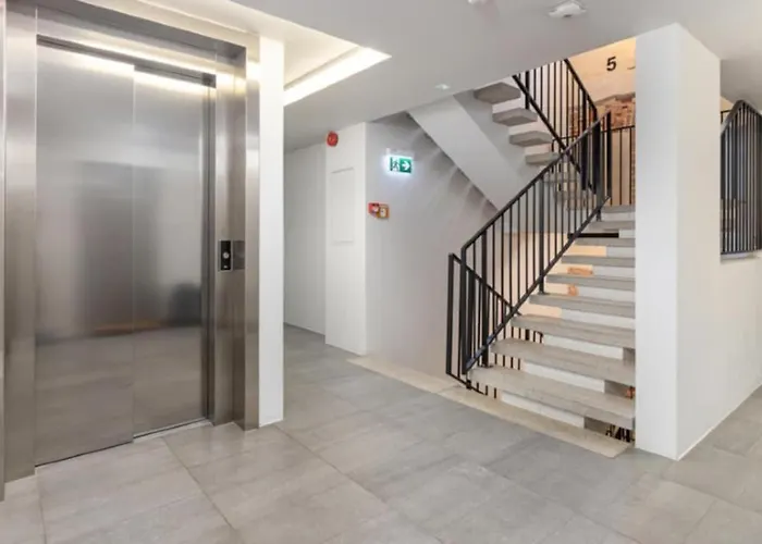 Modern Loft In Center