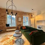 Modern Loft In Center