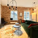 Modern Loft In Center